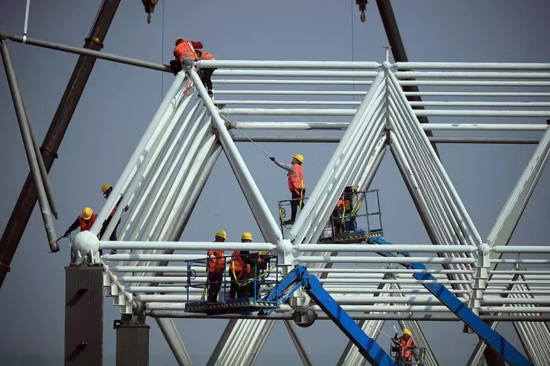 順利吊裝的完成,標志著整個超級工廠網(wǎng)架結(jié)構(gòu)吊裝施工正式開始.